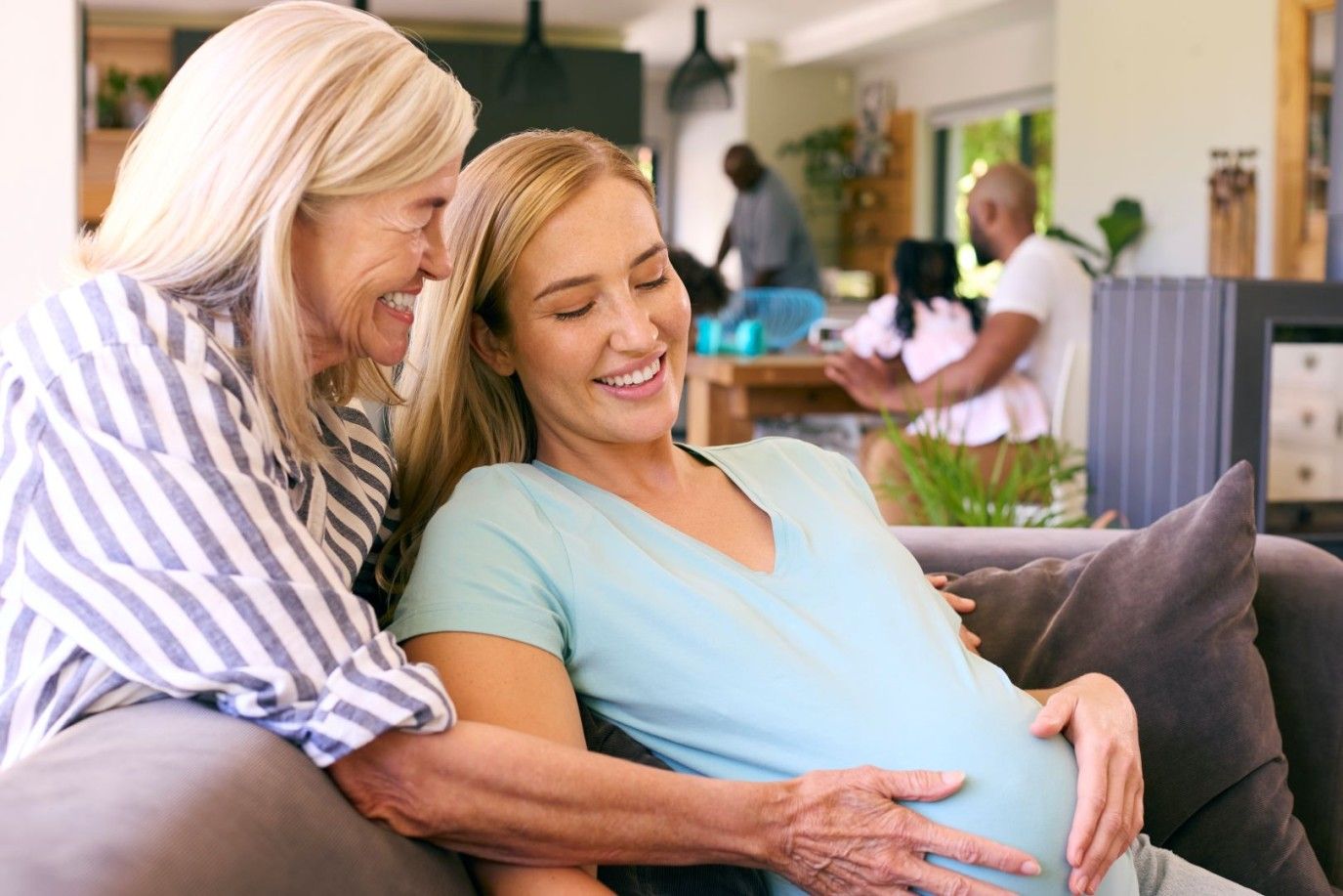 أغرب نصائح جداتنا للحامل.. بدءاً من عدم الاستحمام حتى تجنب رؤية الببغاوات! 