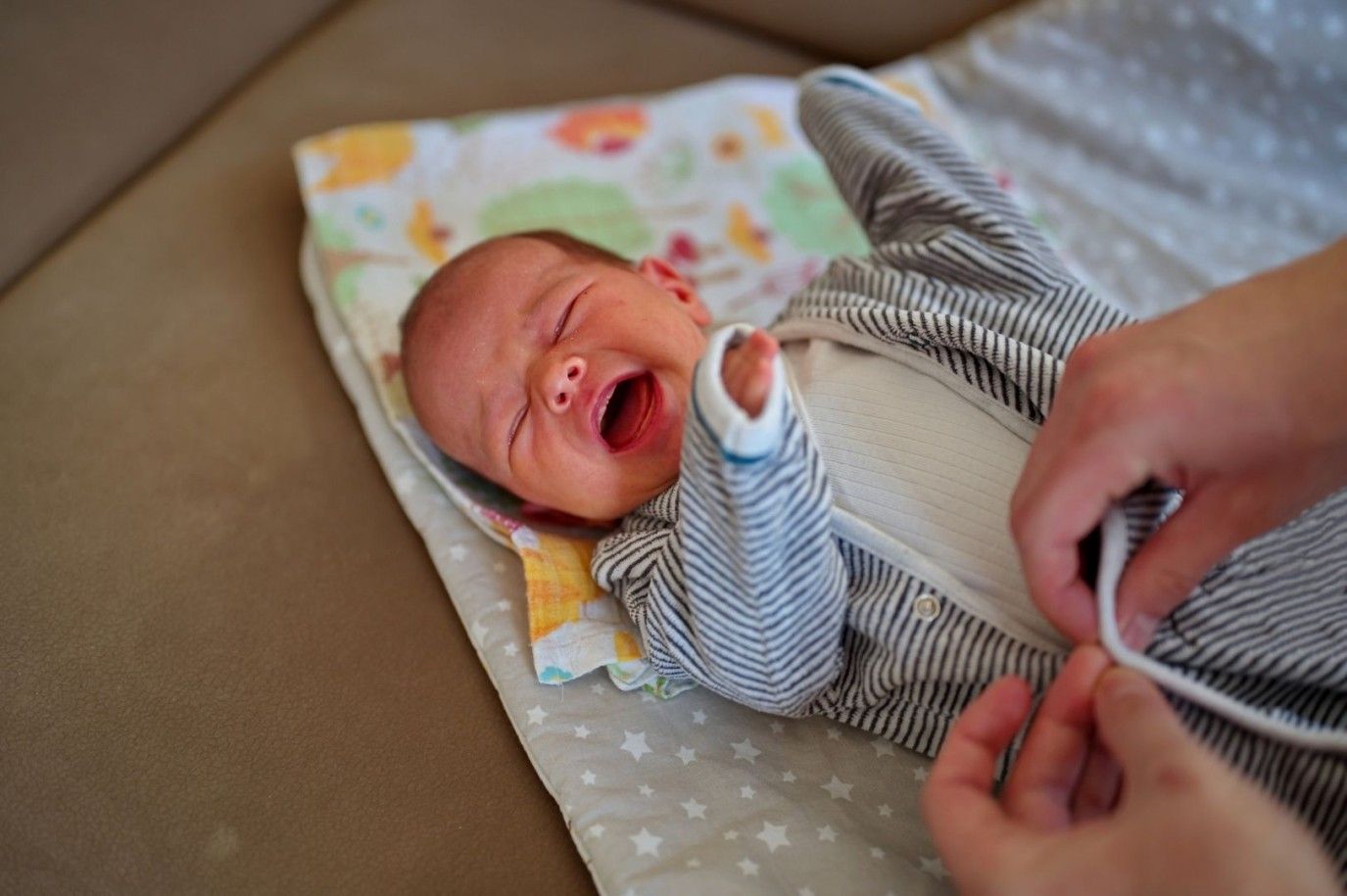 هل من الطبيعي أن يبكي الطفل بدون دموع؟