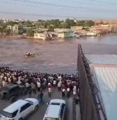 فيديو..سيول تجرف سيارة شاص في البريقة وفقدان أربعة أشخاص