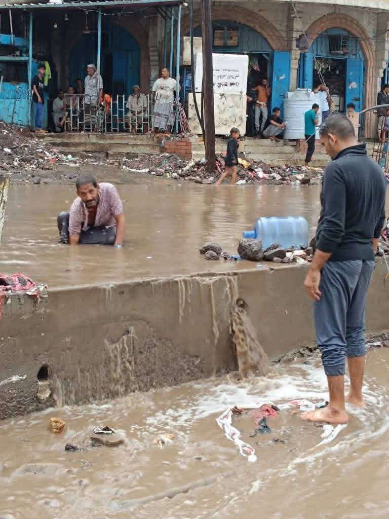 عدن تشهد أمطارًا غزيرة وتأهبًا لمواجهة منخفض جوي محتمل