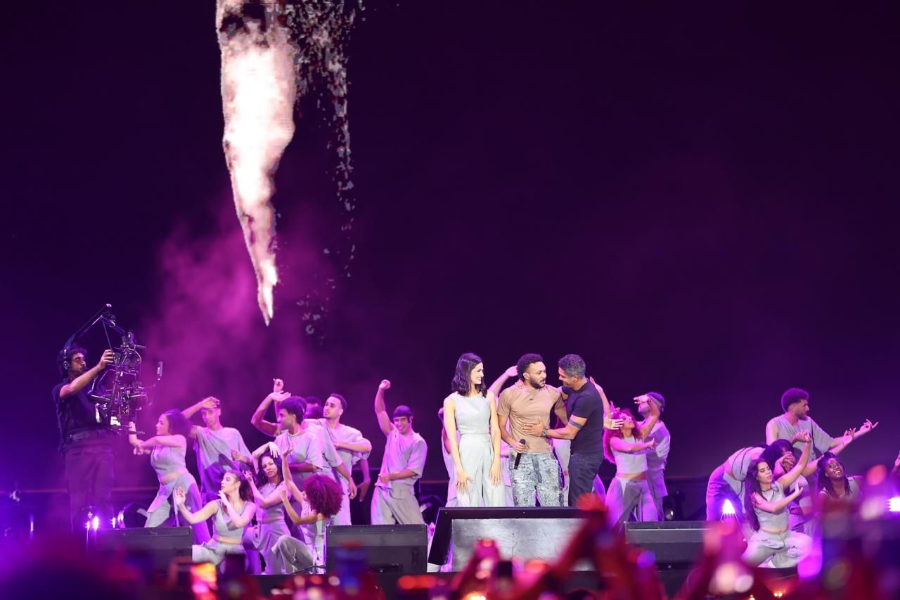 بالصور – أبطال “وتر واحد” يحتفلون مع ويجز على مسرح العلمين