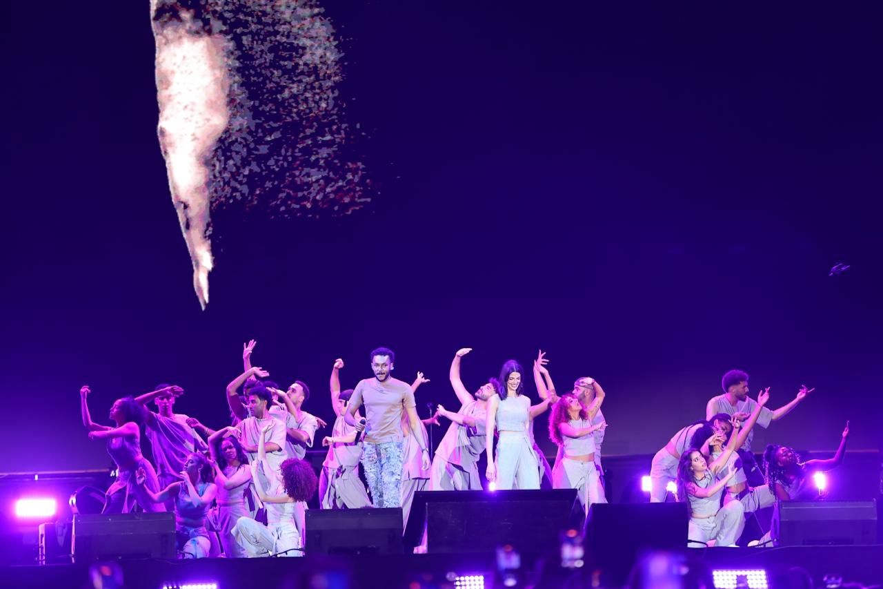 بالصور – أبطال “وتر واحد” يحتفلون مع ويجز على مسرح العلمين