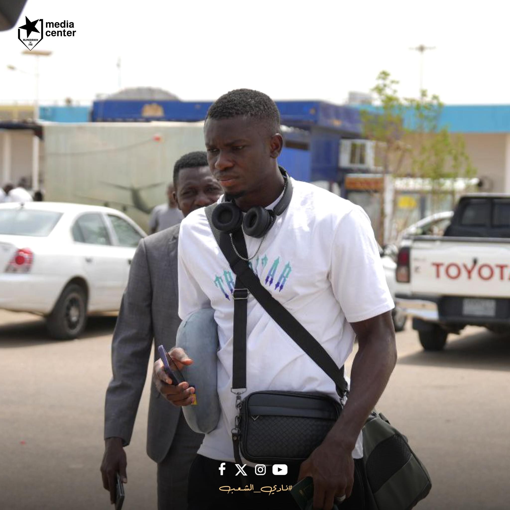 شاهد بالصور.. وصل بورتسودان صباح اليوم.. المريخ يستقبل “البوركينابي” أول محترفيه الأجانب تمهيداً للتعاقد معه