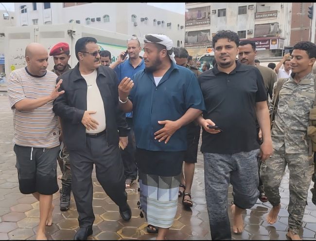 عدن: الداؤودي والحسيني يتفقدان أعمال شفط مياه الأمطار في المنصورة