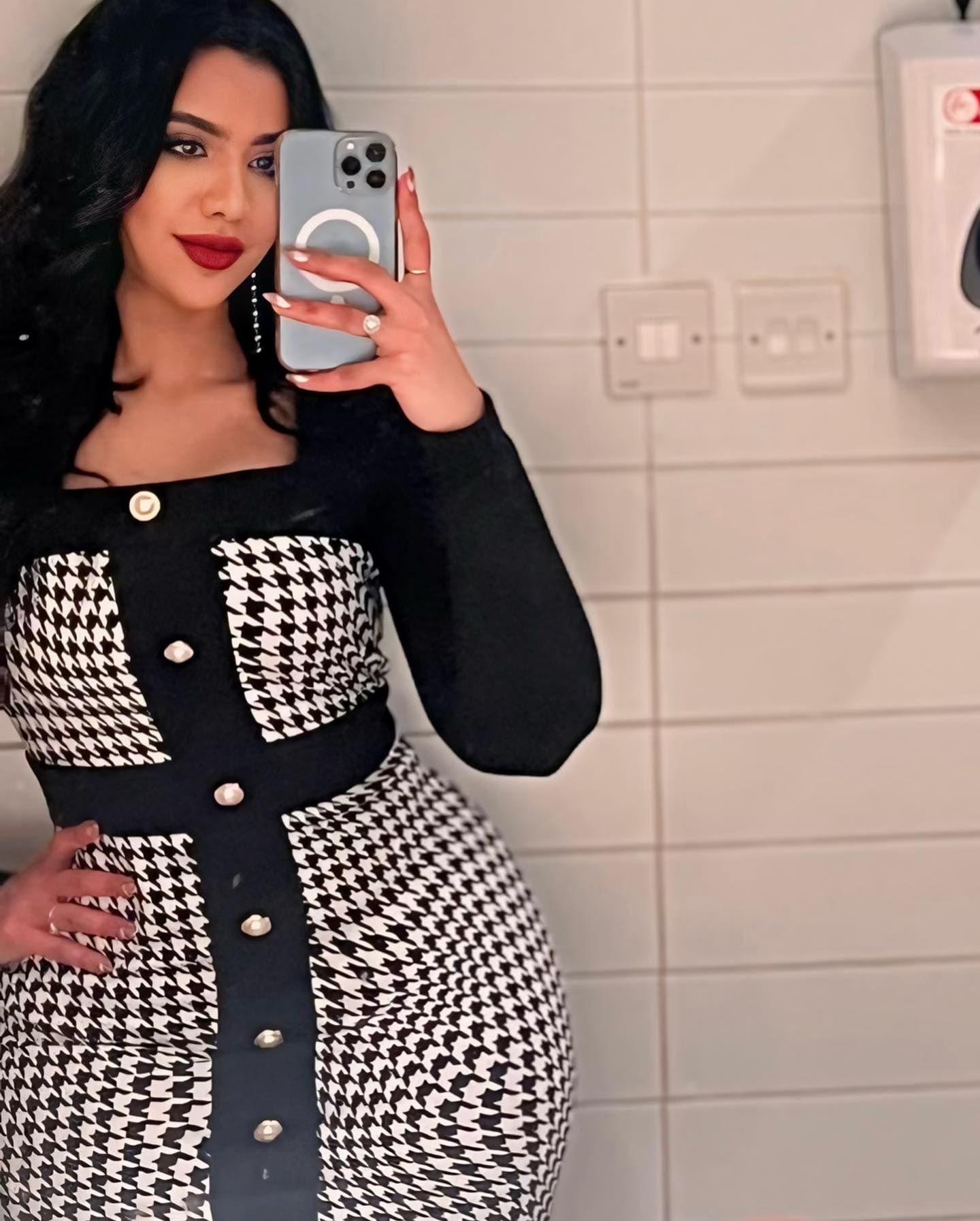 شاهد بالفيديو.. حسناء السوشيال ميديا السودانية “لوشي” تستعرض جمالها وتبهر متابعيها في جلسة من داخل مركز تجميل والجمهور: (تتجهز لزواجها فريباً)