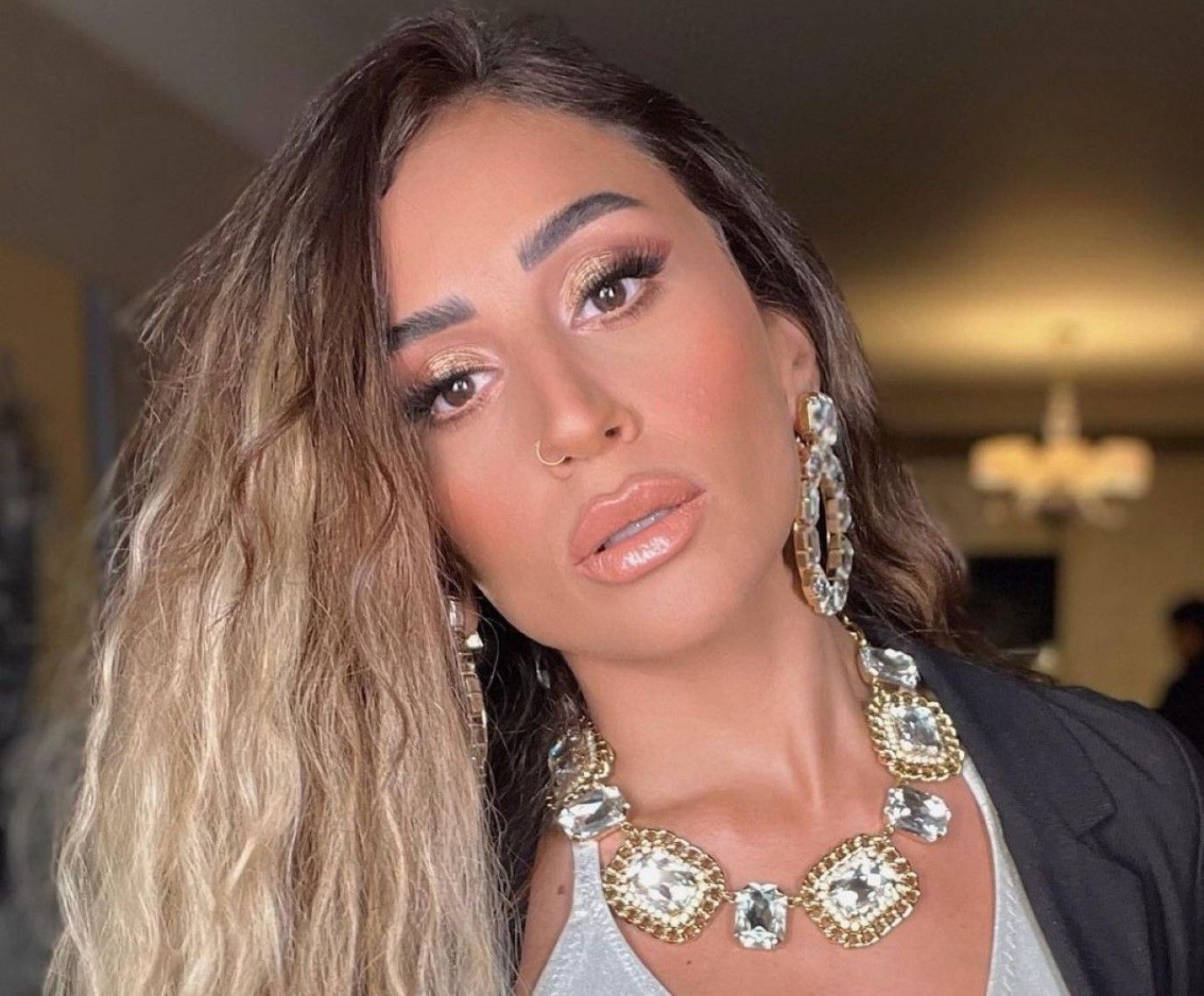 بحضور كريم محمود عبد العزيز وزوجته.. دينا الشربيني وروبي تشعلان المسرح بالساحل الشمالي