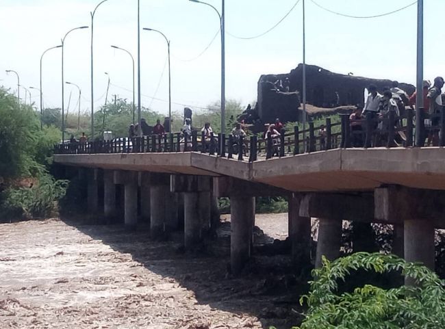 السيول تجرف جسر العرائيس الشهير بمنطقة العند محافظة لحج ،، ا