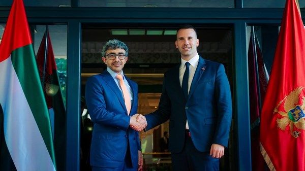 عبدالله بن زايد يلتقي رئيس وزراء مونتينيغرو في "بودغوريتسا"