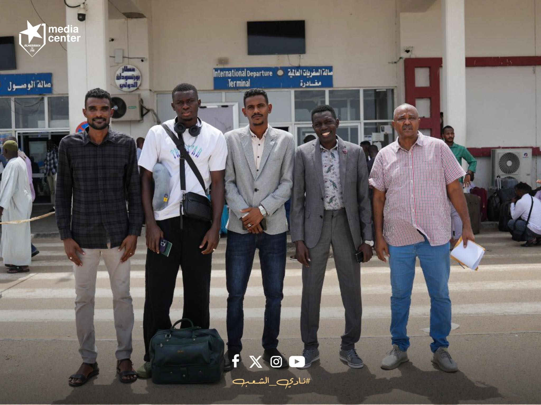 شاهد بالصور.. وصل بورتسودان صباح اليوم.. المريخ يستقبل “البوركينابي” أول محترفيه الأجانب تمهيداً للتعاقد معه