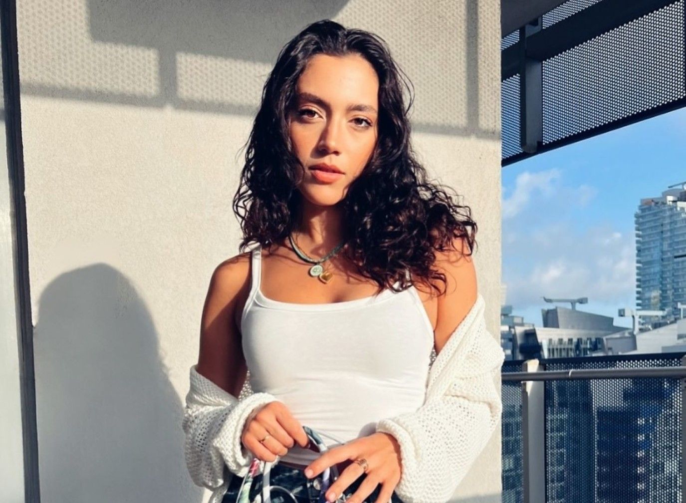 بعيدًا عن الأبطال: نجمات خطفن الأضواء في مسلسل 220 يوم