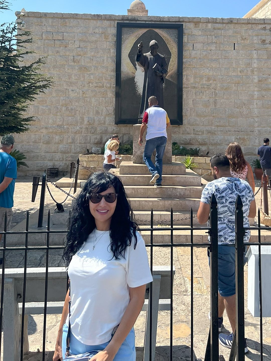 بالصور- رشا شربتجي في زيارة روحانيّة برفقة زوجها وهذه رسالتها من لبنان