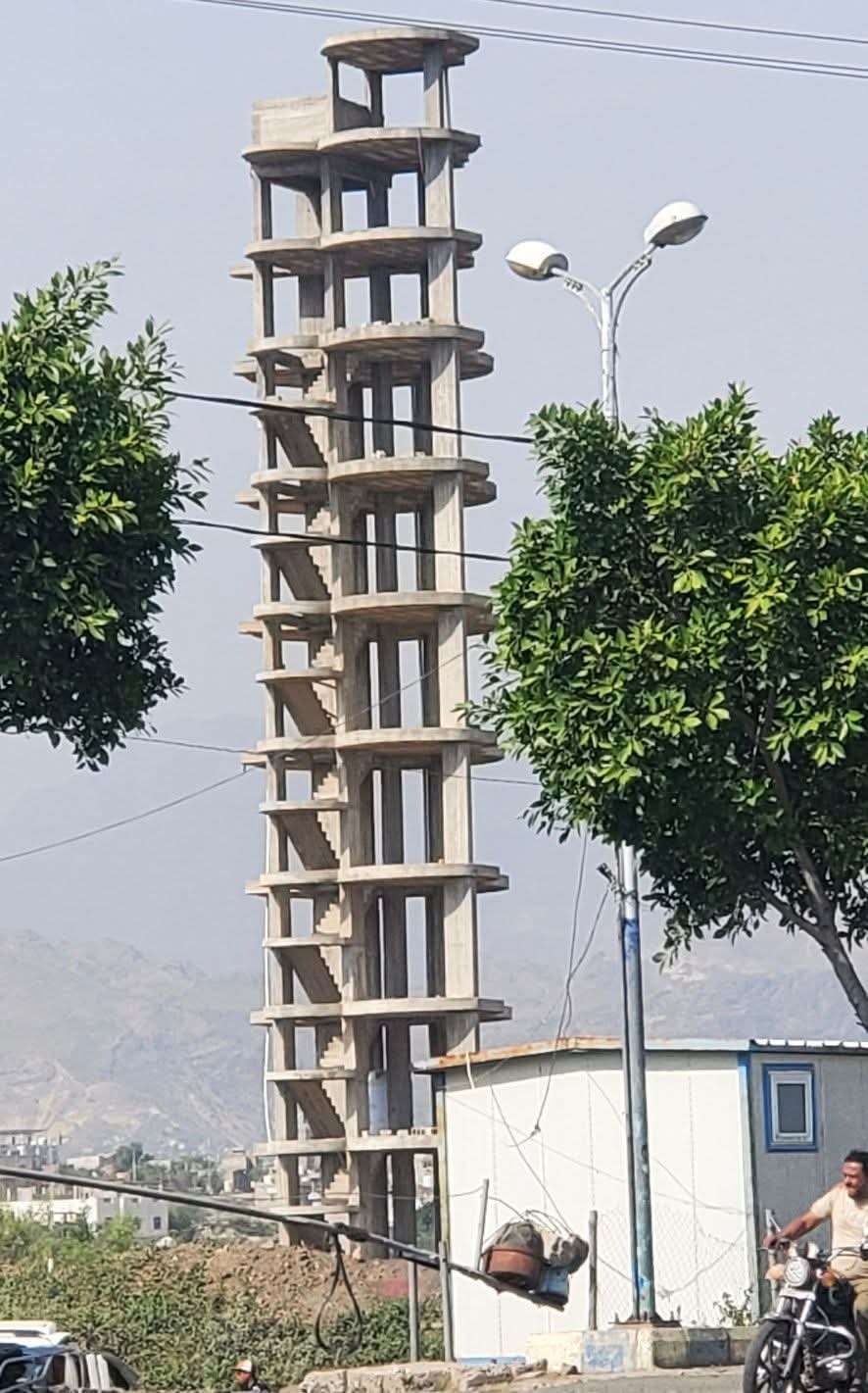 مبنى غامض بـ11 طابقًا يثير التساؤلات في باتجاه مفرق ماوية بتعز