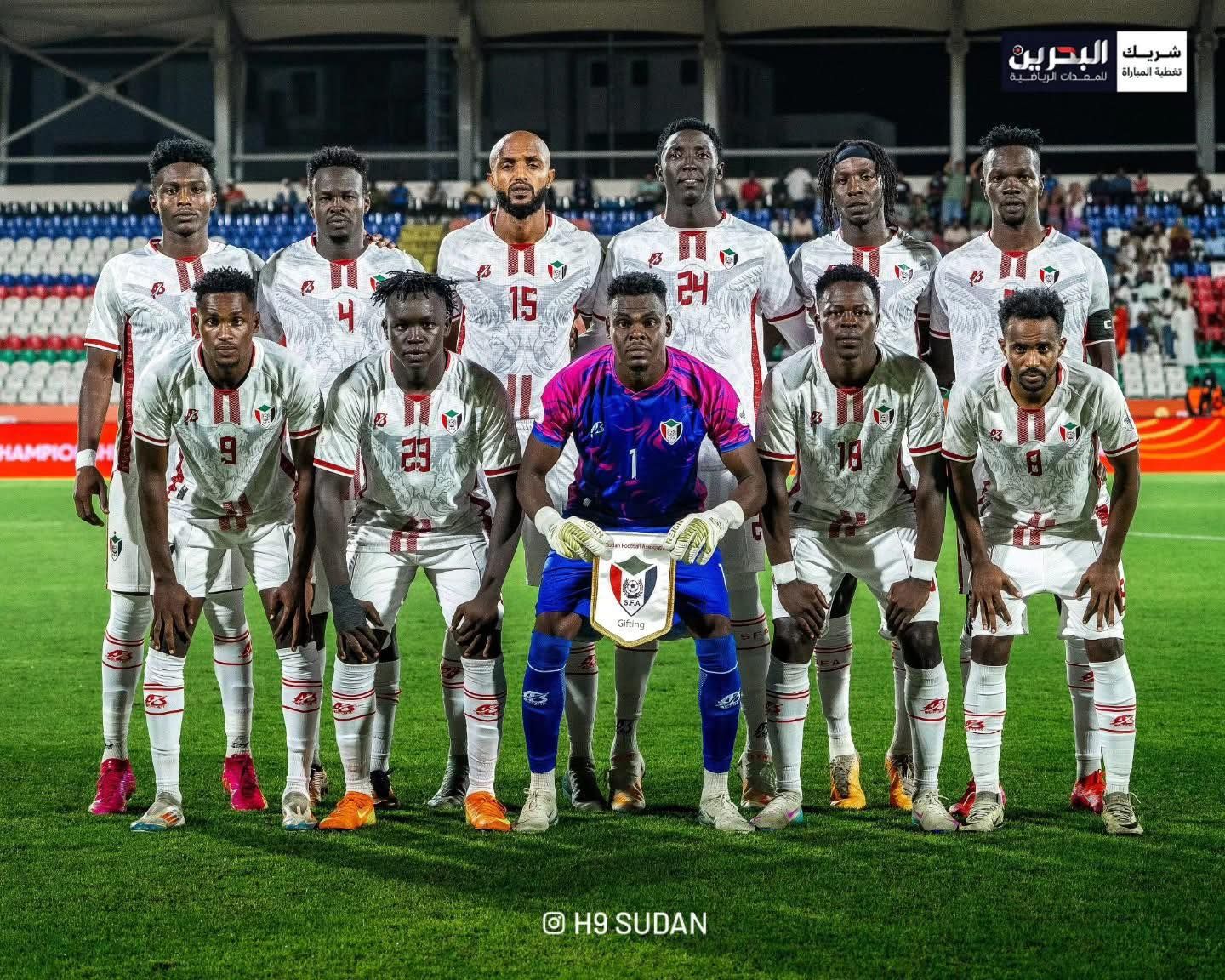 شاهد.. قائد صقور الجديان ينشر صور الفوز على الجزائر ويعلق: (أفديك بالروح يا موطني …وطن الجدود نفديك بالأرواح نجود)