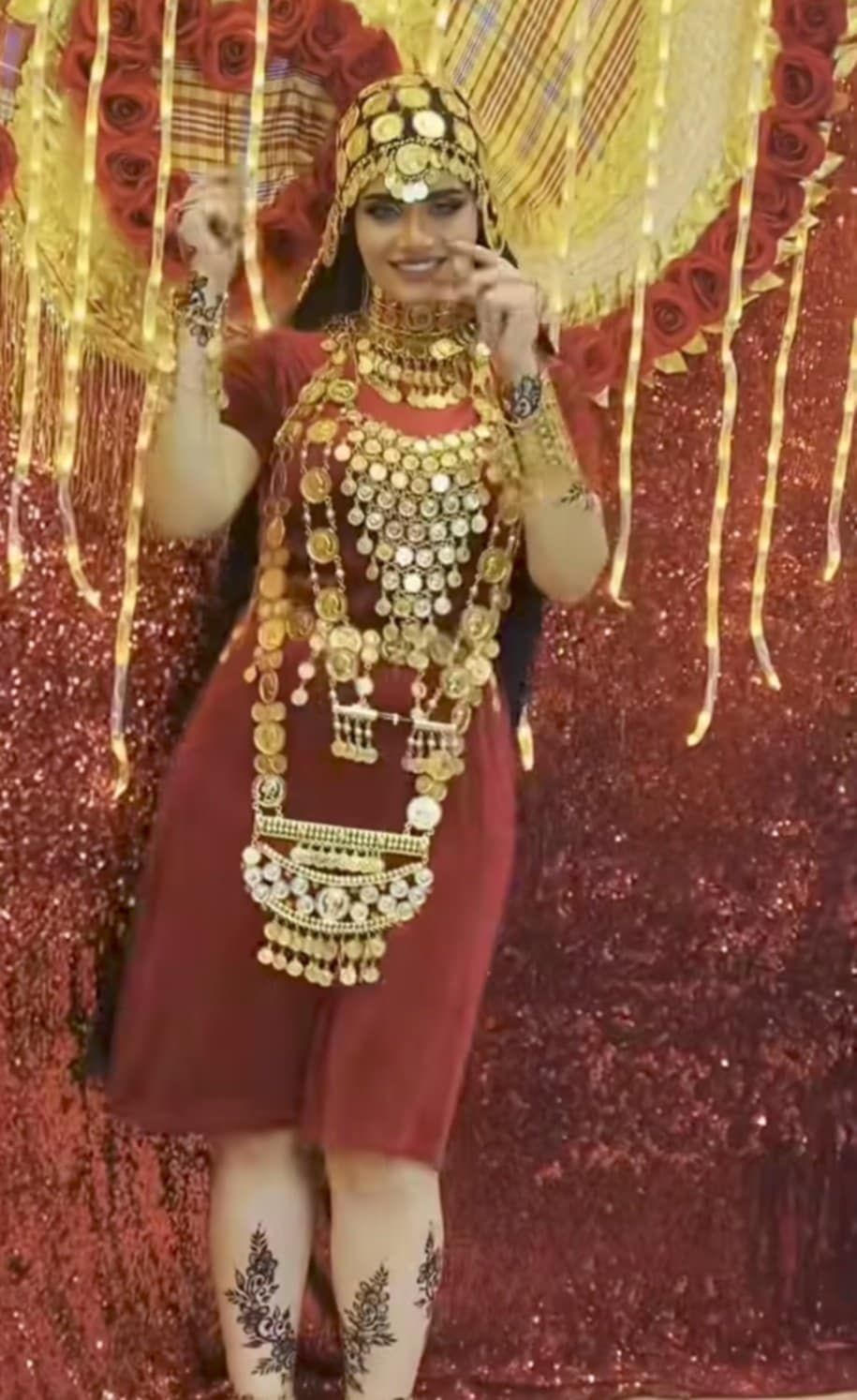 شاهد بالصورة والفيديو.. حسناء سودانية فائقة الجمال تشعل مواقع التواصل وتستعرض جمالها بأزياء الجرتق القصيرة وبفواصل من “رقيص” العروس المثير