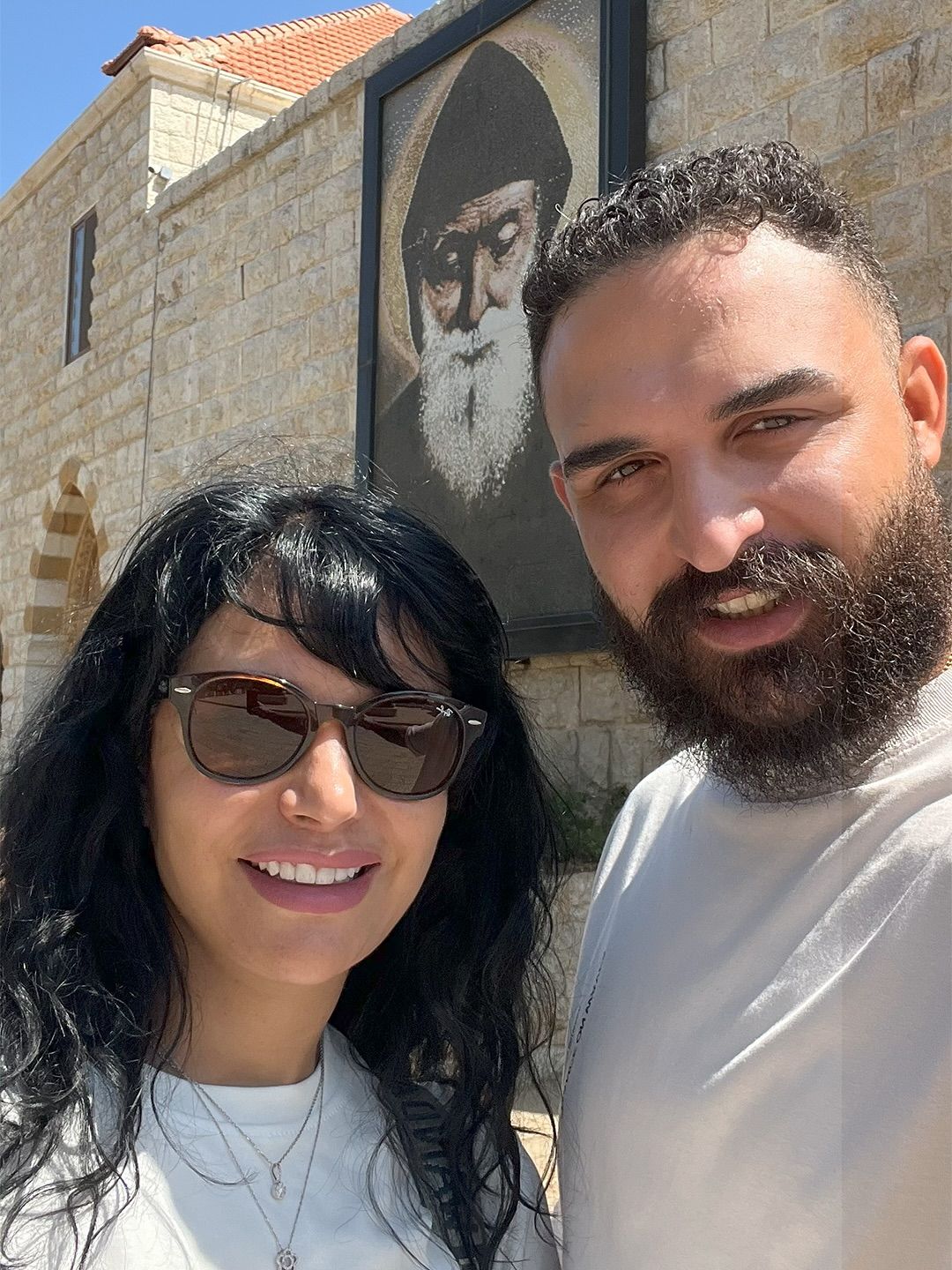 بالصور- رشا شربتجي في زيارة روحانيّة برفقة زوجها وهذه رسالتها من لبنان