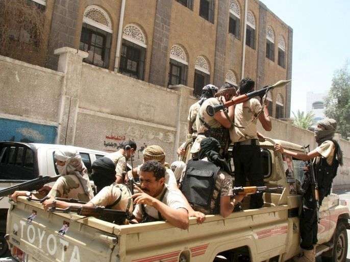 عاجل: اشتباكات عنيفة حول مبنى الهجرة والجوازات في خور مكسر بعدن "تفاصيل أولية"