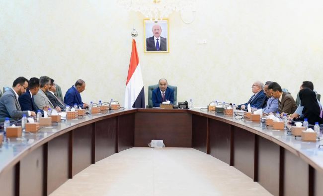 رئيس الوزراء يترأس اجتماعاً حكومياً في عدن ويقر مشروع "الممر المائي" لمواجهة السيول
