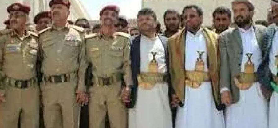 لن تصدق السبب... ناشط حوثي يشن هجوما لاذعا على قيادي كبير