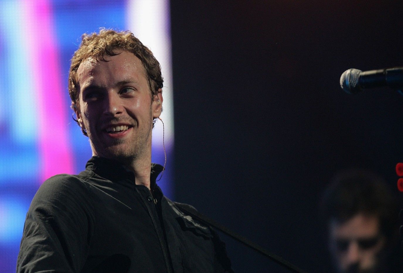 كريس مارتن يساعد شابًا في تقديم عرض زواج خلال حفل كولدبلاي