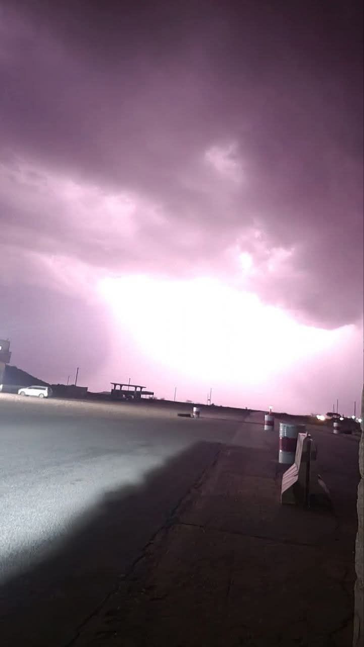 شاهد بالصورة .. ليل محافظة جنوبية يتحول الى نهار