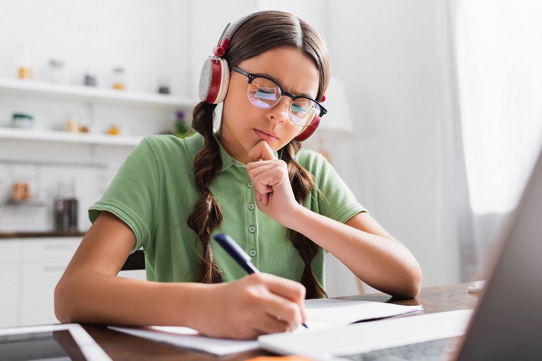 دور الأهل في دعم التحصيل الدراسي للأطفال يفتح لهم أبواب التميز