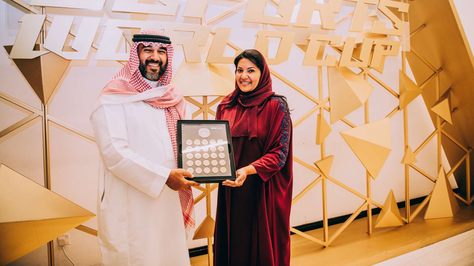 ولي العهد السعودي يتوّج أبطال العالم في كأس الرياضات الإلكترونية 2025