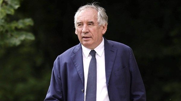 رئيس الوزراء الفرنسي سيطلب من البرلمان تصويتاً على الثقة