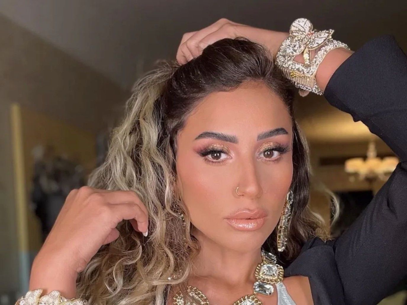 إطلالة كاجوال.. دينا الشربيني تخطف الأنظار بجلسة تصوير جديدة