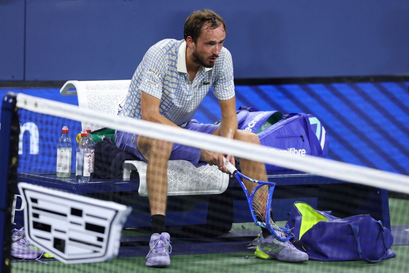 اللاعب الروسي دانيل ميدفيديف ينفعل ويحطم مضربه في بطولة أمريكا المفتوحة.. ما القصة؟