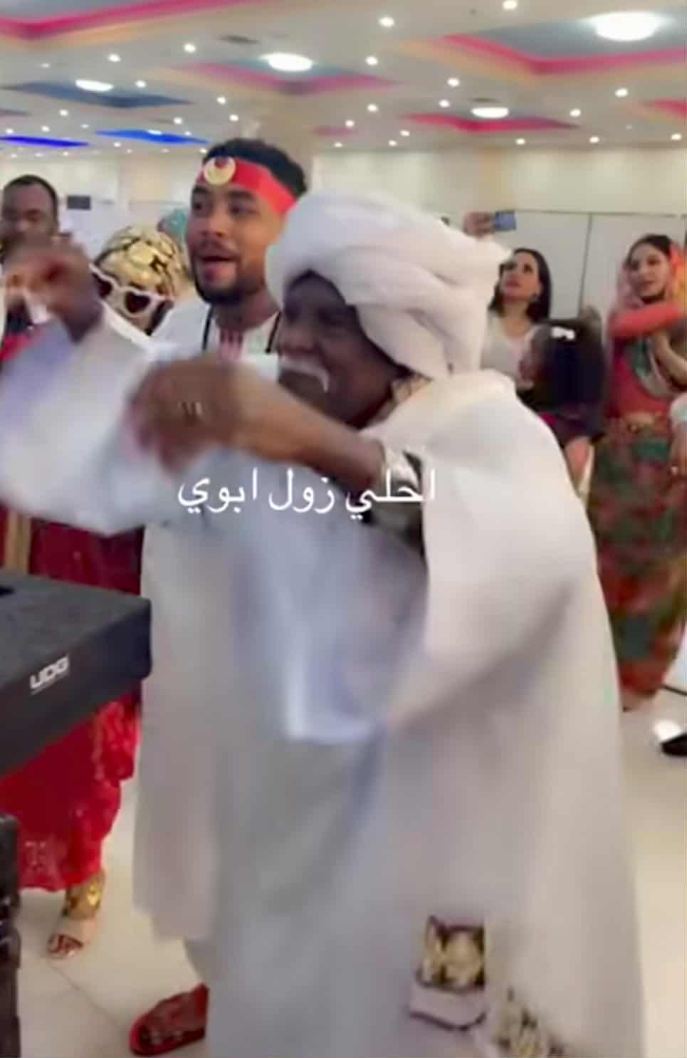 شاهد بالصورة والفيديو.. حاج سوداني يفاجئ الحاضرين في حفل زفاف ويدخل في وصلة رقص طريفة على أنغام موسيقى “الزنق” والجمهور: (عسل والله ودمه خفيف)