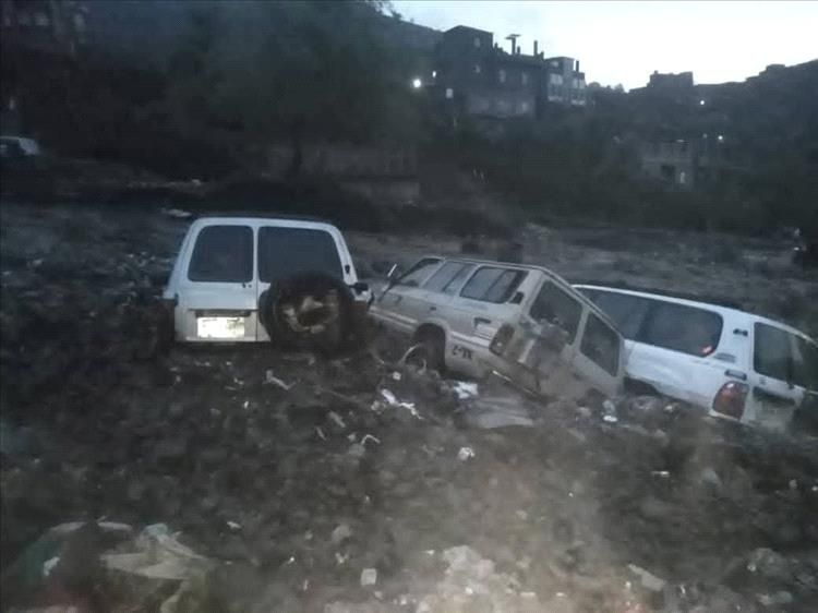 بعد سيول جارفة اجتاحت المديرية بقوة...صور مروعة وسيارات مدفونة في جبل حبشي