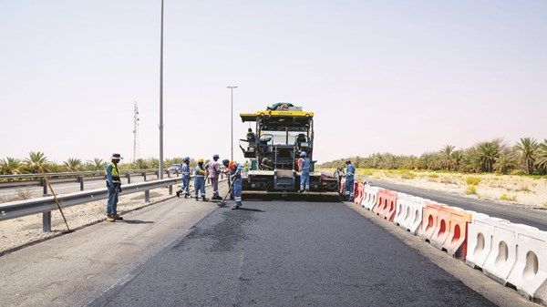 بلدية منطقة الظفرة تنفذ أعمال تطوير وتحسين شبكة الطرق