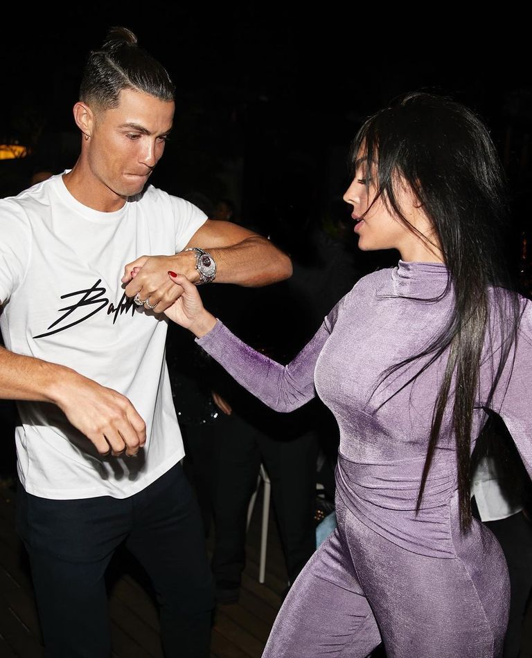 شاهد بالفيديو.. بعد اقتراب زواجهما.. أسطورة كرة القدم كرستيانو رونالدو يرقص مع الحسناء “جورجينا” على أنغام أغنية الفنانة السودانية هدى عربي (يا بارد الحشا الليلة العريس مرق للسيرة)