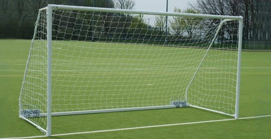 شاهد بالفيديو.. لاعب سوداني يطلق تسديدة تتسبب في كسر عارضة المرمى وسقوطها على الأرض