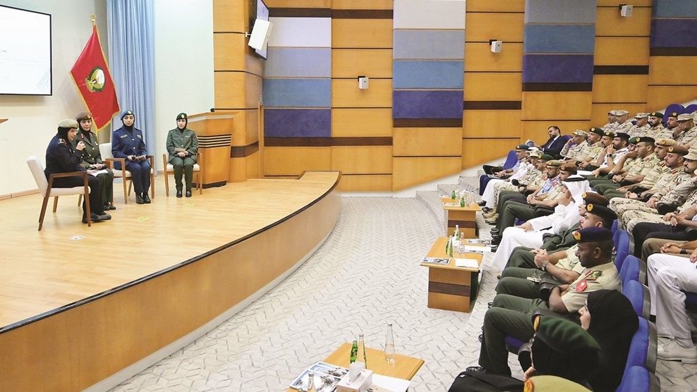 «الدفاع» تحتفل بيوم المرأة الإماراتية تحت شعار «يداً بيد نحتفي بالخمسين»