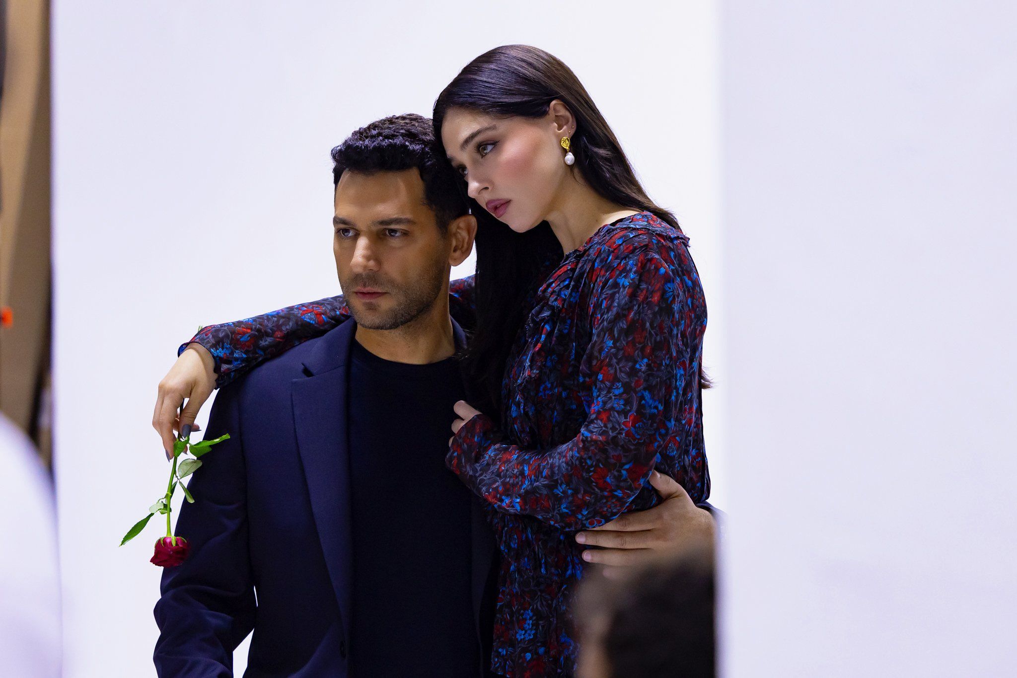 بالصّور- مراد يلدريم وجيمري بايسال يخطفان الأنظار في جلسة تصوير “ورود وذنوب”