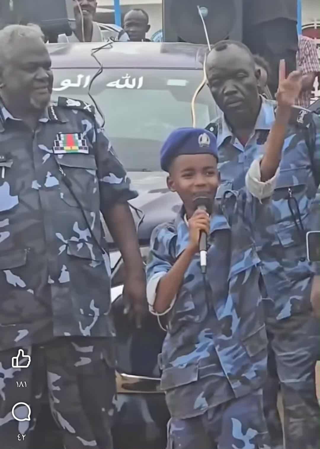 شاهد بالصورة والفيديو.. طفل سوداني يحمس أفراد الشرطة بشعارات قوية ويخطف الأضواء على مواقع التواصل