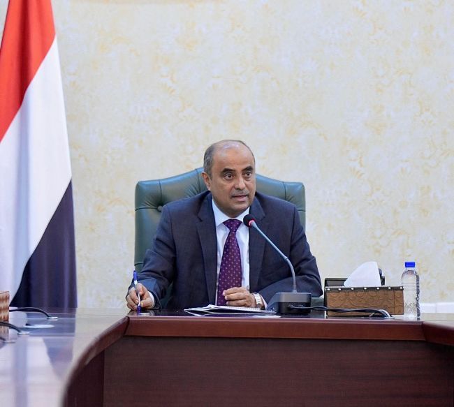 بن بريك: التعليم حق مقدس ولن يُعطَّل بالإضرابات