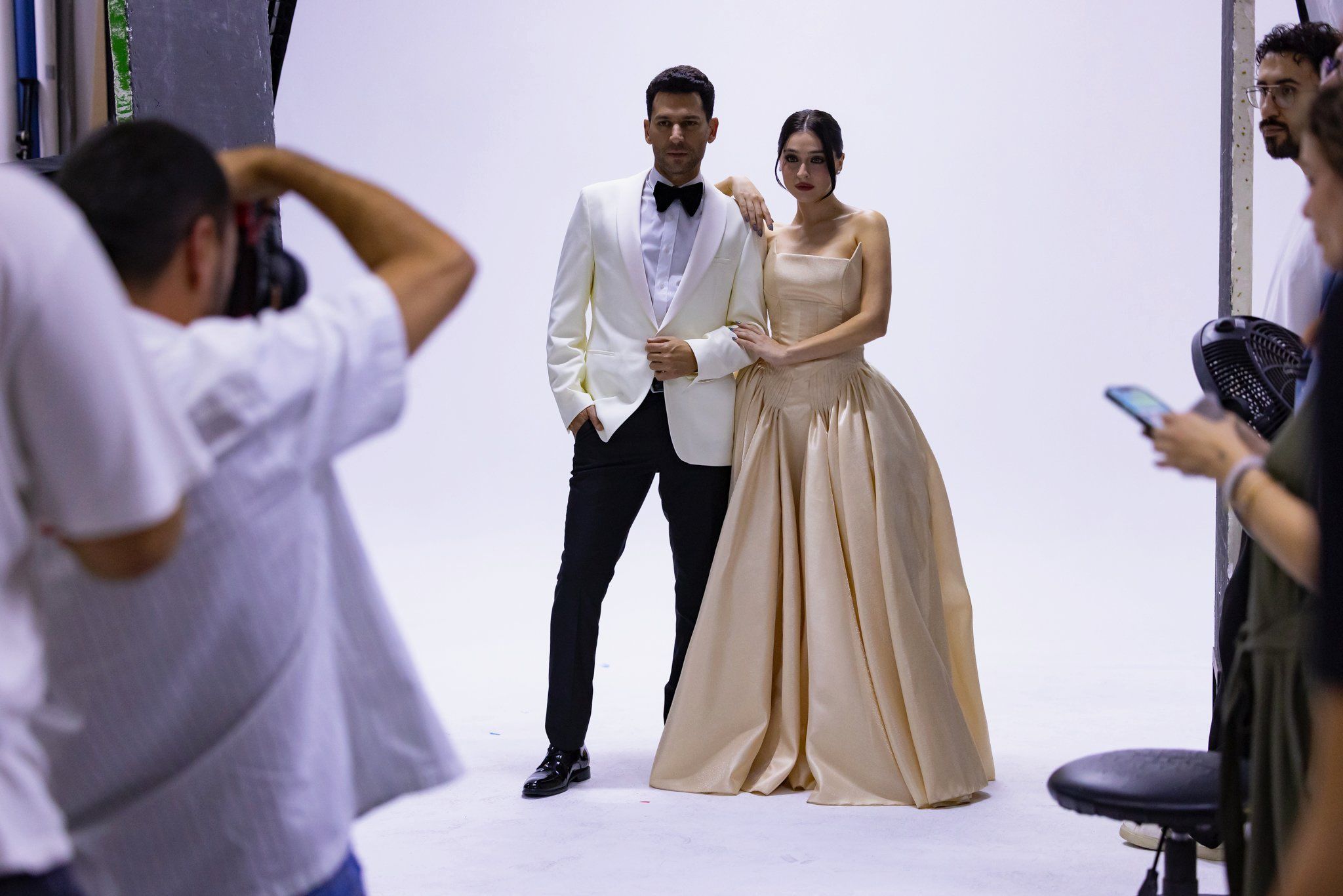 بالصّور- مراد يلدريم وجيمري بايسال يخطفان الأنظار في جلسة تصوير “ورود وذنوب”