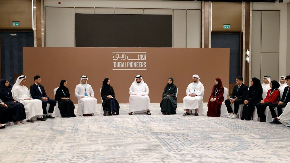أحمد بن محمد يلتقي الخريجين المبتعثين لجامعات عالمية ويُكرّم متفوقي المرحلة الثانوية في دبي