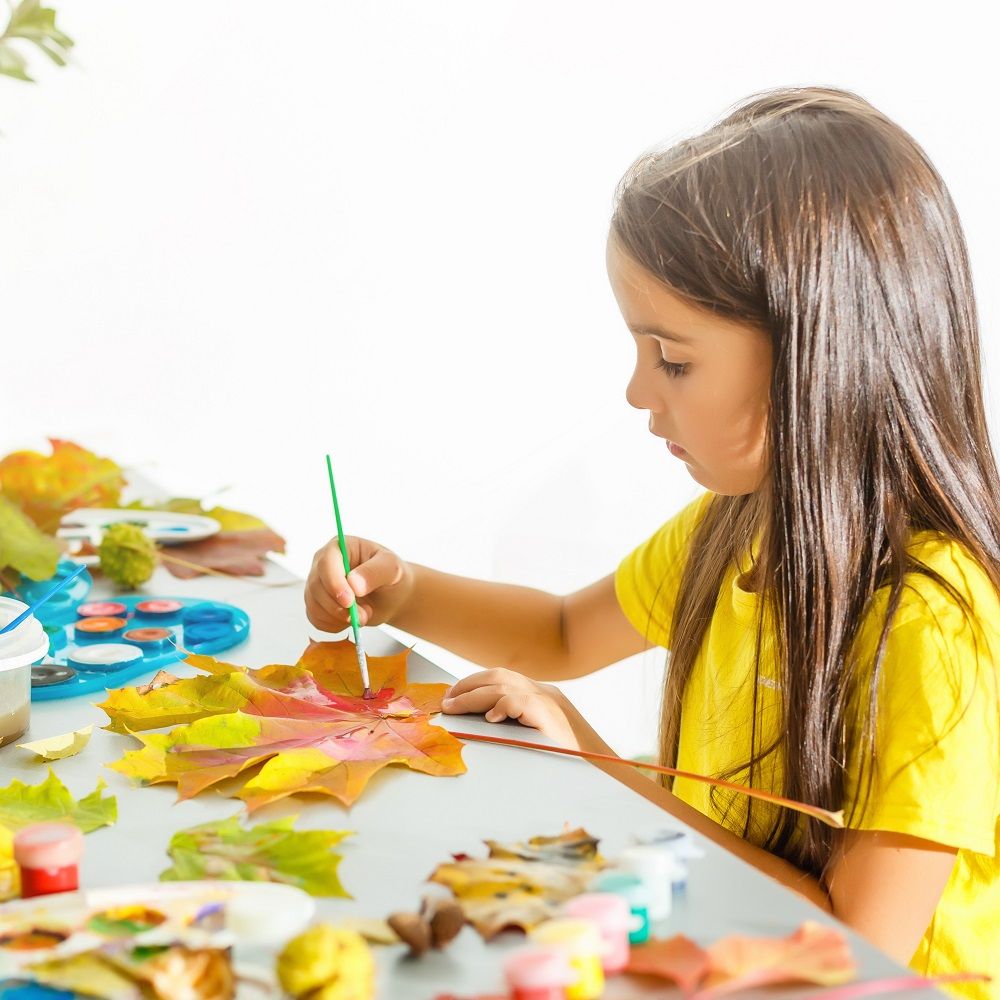 كيف تربين طفلاً يحب الفن والقراءة مع اقتراب موسم المدارس؟