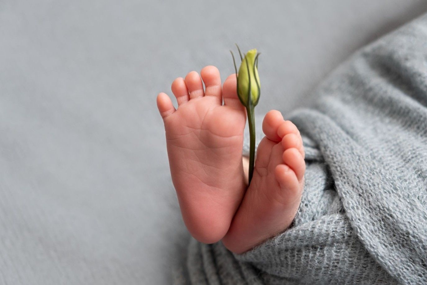 لماذا يجب أن تسمحي لطفلكِ بأن يُمسك بعظمة فخذ الدجاج منذ شهره الخامس؟