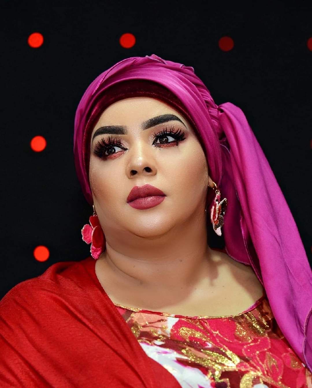 شاهد بالفيديو.. الفنانة ندى القلعة تذرف الدموع وتفاجئ الجميع: (ظروفي وأكل عيشي أجبروني على العودة للغناء والحفلات)