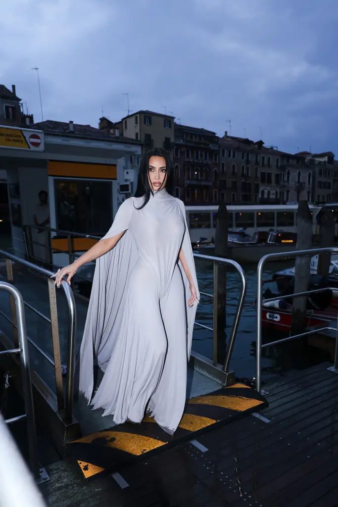 كيم كردشيان تثير عاصفة على السجادة الحمراء في البندقية… اعرف السبب