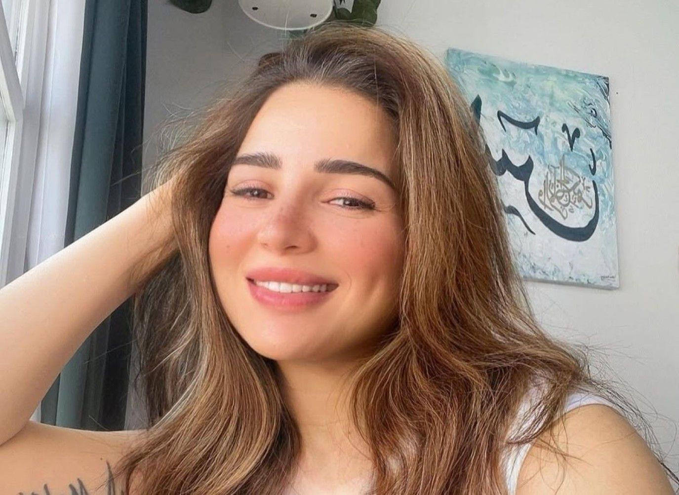 مي عز الدين تخطف الأنظار بجمالها الطبيعي على البحر .. شاهدوا إطلالتها