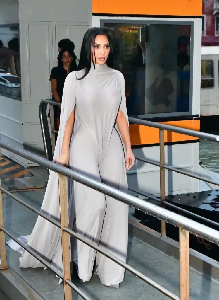 كيم كردشيان تثير عاصفة على السجادة الحمراء في البندقية… اعرف السبب