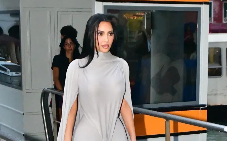 كيم كردشيان تثير عاصفة على السجادة الحمراء في البندقية… اعرف السبب