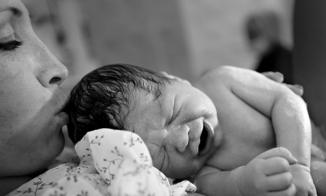 قصص مضحكة أثناء الولادة على ألسنة الأمهات