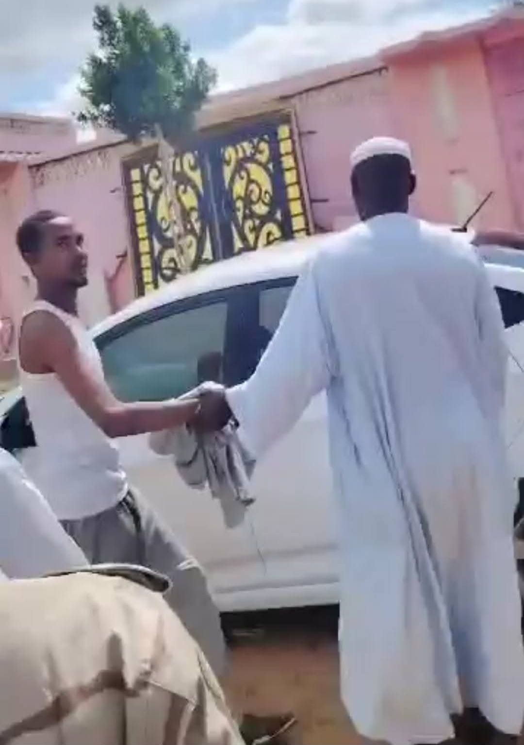 شاهد بالصورة والفيديو.. مجموعة من الدعم السريع تعتقل القائد الميداني البارز بالمليشيا “يأجوج ومأجوج” وتوقعات بتصفيته على طريقة النقيب سفيان