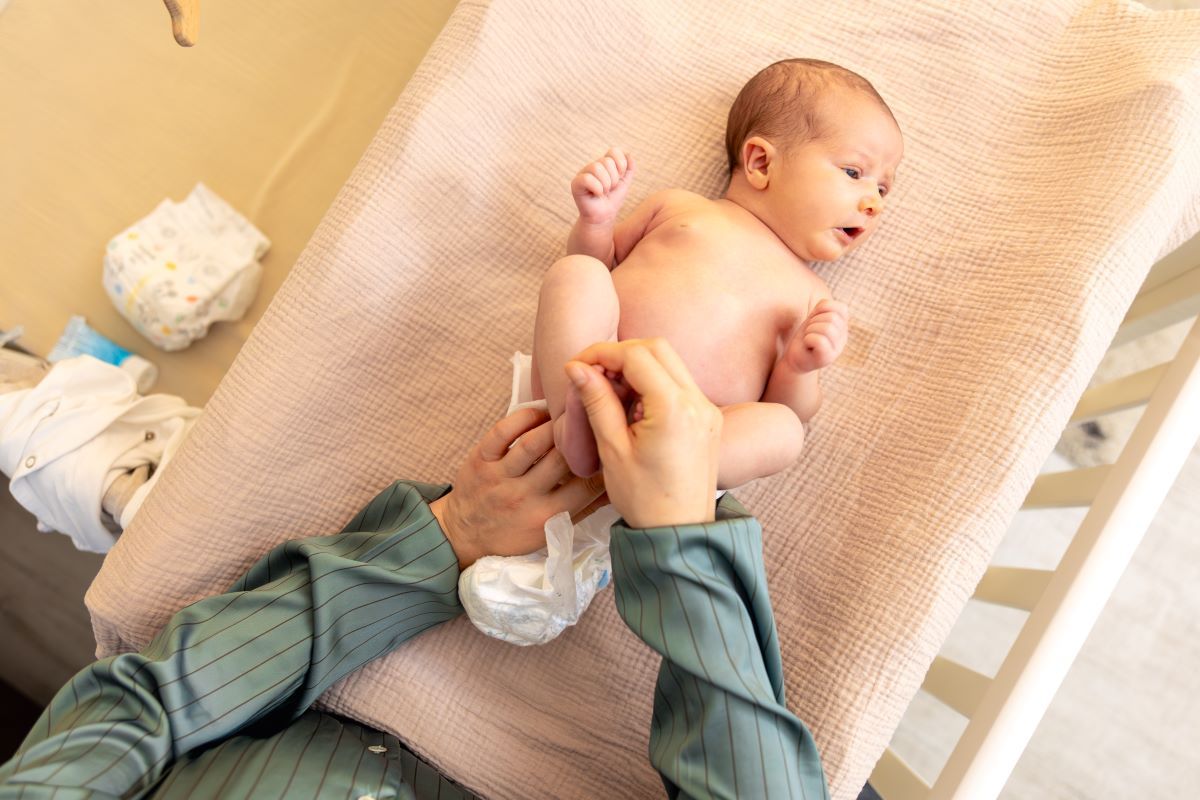 أمهات يتساءلن: هل أرضع مولودي أولًا أم أقوم بتغيير الحفاض؟